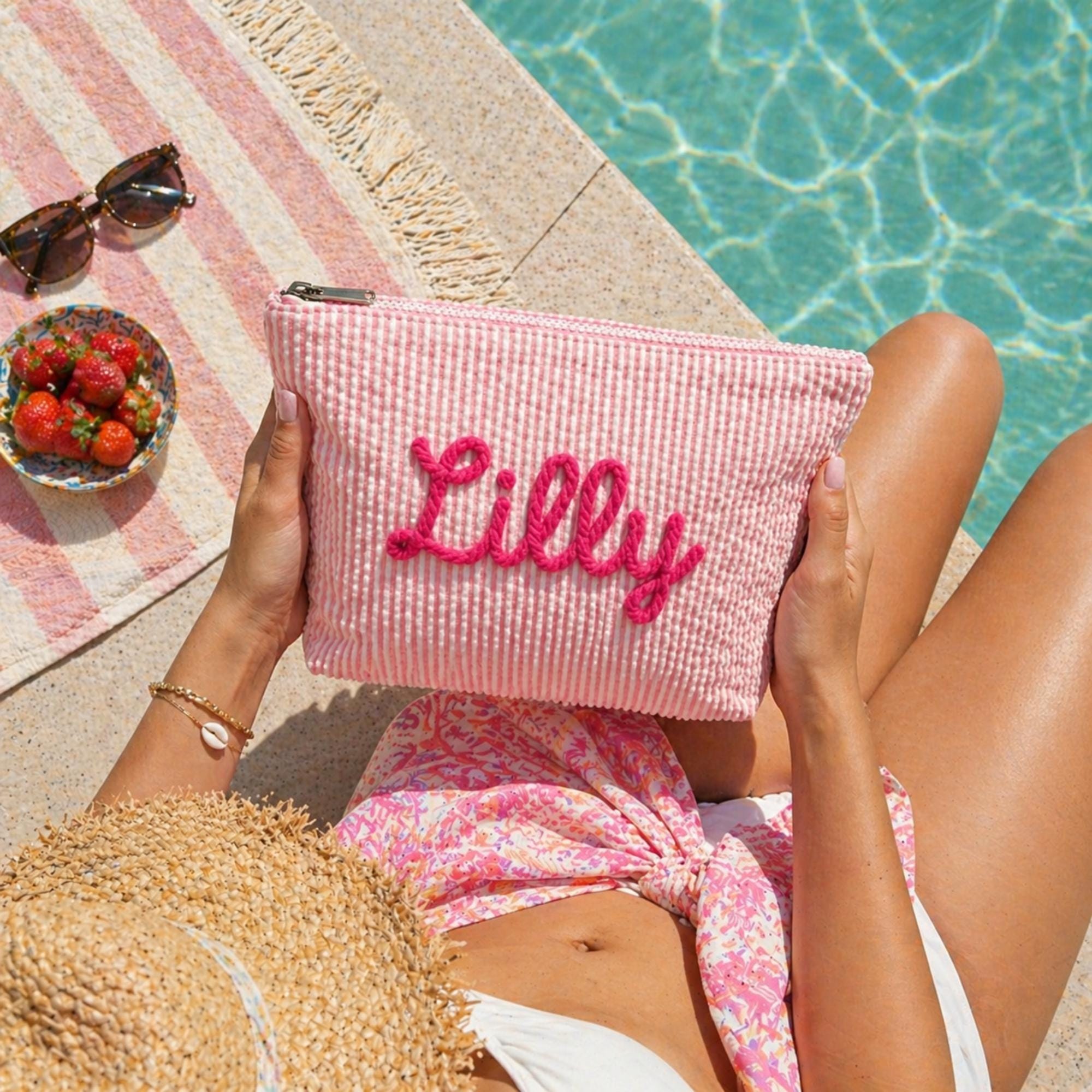 Women Bags Name - カスタムプレッピーシアサッカーメイクアップバッグ、カスタムブライドメイドギフト、刺繍入りシェニールスクリプトネームビーチポーチ、卒業ギフト