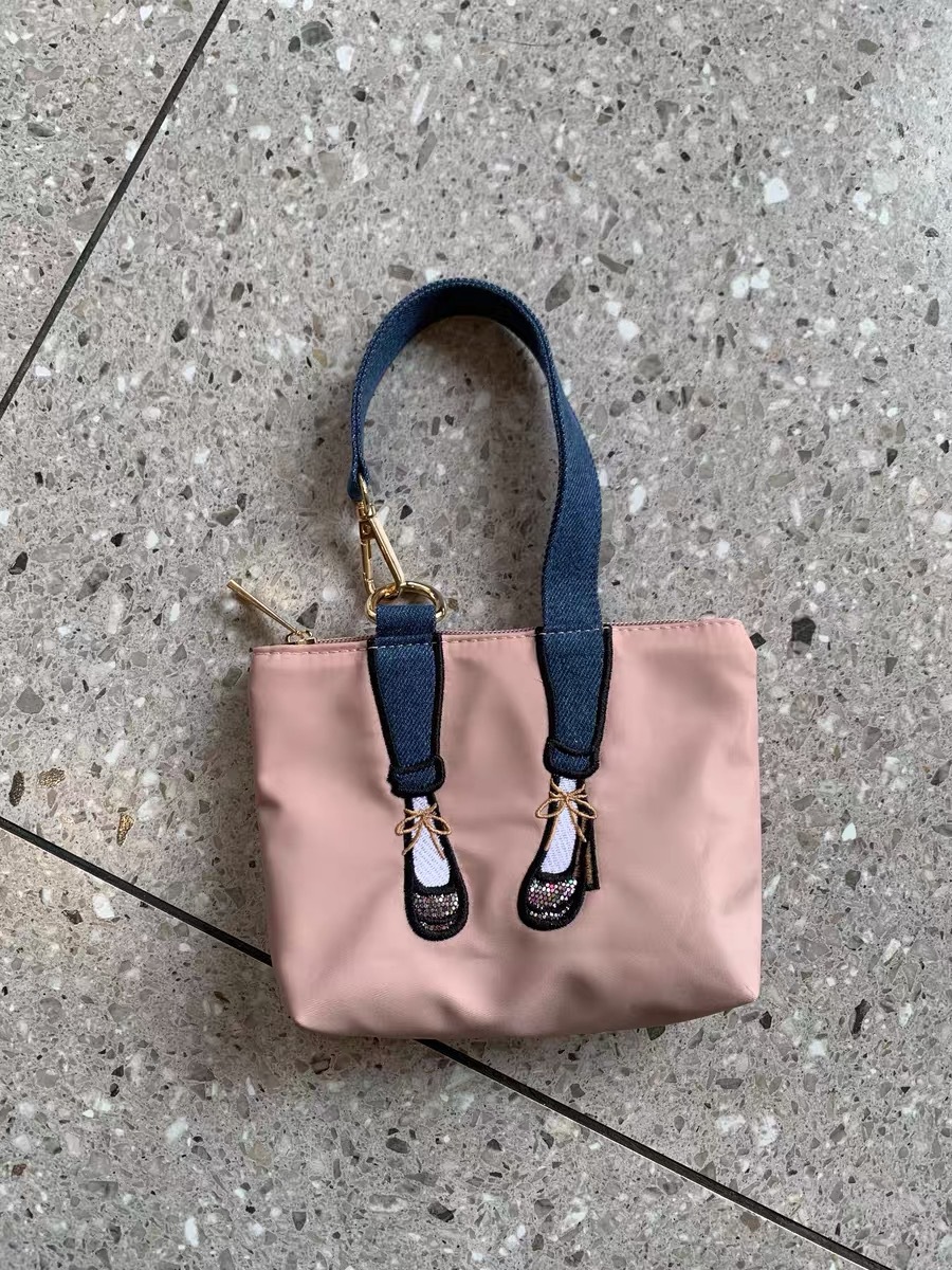 ファッション刺繍入りゼロウォレット防水ナイロン生地バッグ女性 - Women Bags Max のレビューと価格