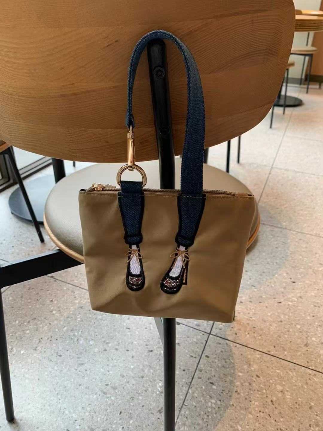 ファッション刺繍入りゼロウォレット防水ナイロン生地バッグ女性 - Women Bags Max のレビューと価格